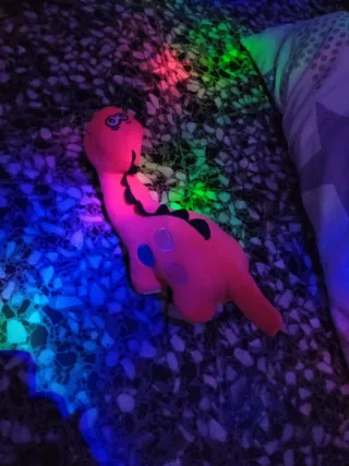 Dinosaurio de peluche rojo y amarillo