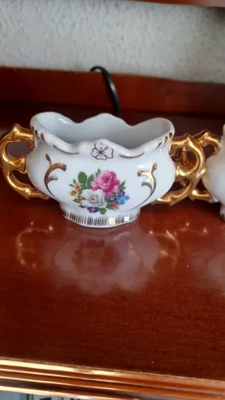 Figuras de porcelana doradas y blancas