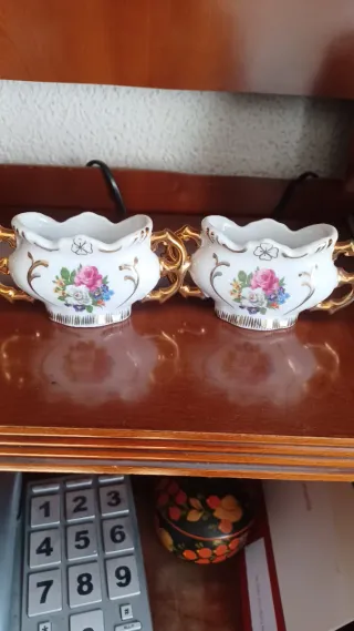 Figuras de porcelana doradas y blancas