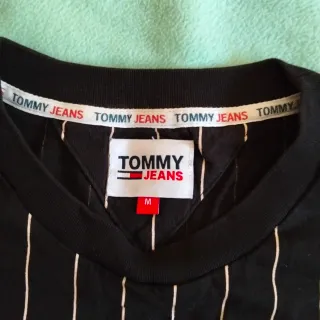 Camiseta Tommy Jeans Rayas Blancas Negra