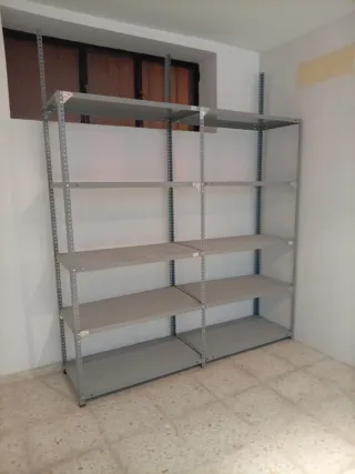 Estantería metálica gris