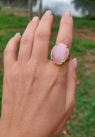 Anel Dourado com Pedra Rosa Oval