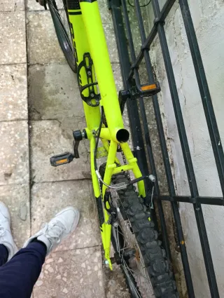 Bicicleta B-Twin Rock Rider Amarillo Neón