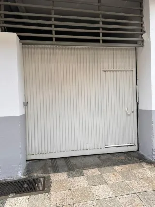 Se alquila plaza de garaje coche pequeño