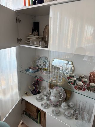 Vetrina bianca con ante in vetro e legno