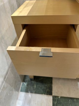 Lavabo con mueble de madera y cerámica