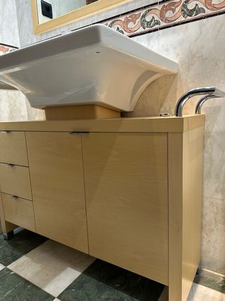 Lavabo con mueble de madera y cerámica