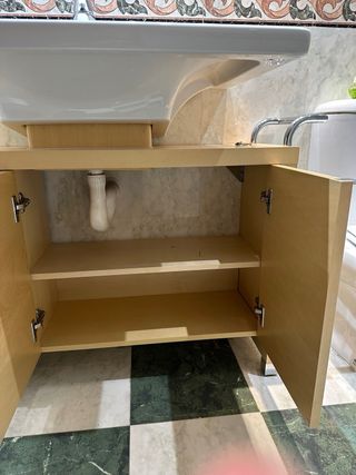 Lavabo con mueble de madera y cerámica