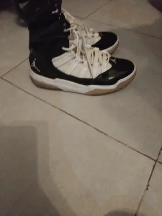 Jordan 11 Retro Negro Blanco