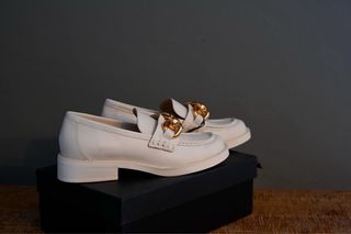 Mocasines UTERQUE blancos con cadena dorada