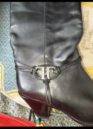 Botas de mujer negras con hebilla