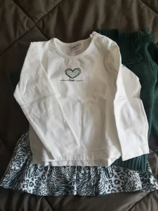 Conjunto infantil: blusa, camisola e saia