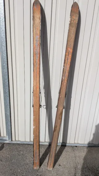 Esquís antiguos de madera