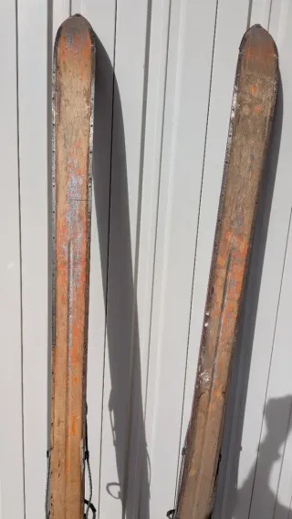 Esquís antiguos de madera