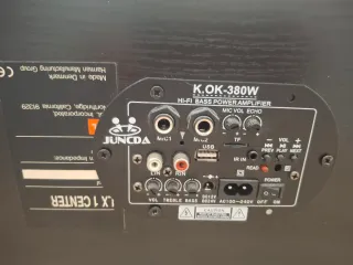 Altavoz Central JBL Negro Caja de madera negra.