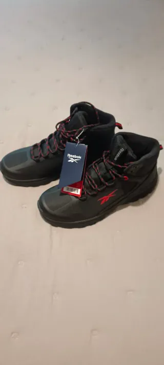 Botas Reebok Negras con Rojo NUEVAS CON ETIQUETAS!