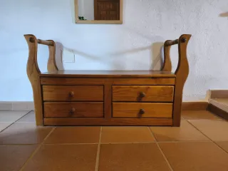 Mueble de madera con cajones y asas