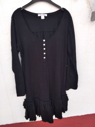 Blusa negra bordada con volantes
