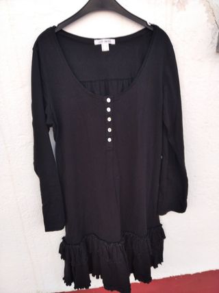 Blusa negra bordada con volantes