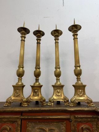 Antiguos 4 candeleros con relieves