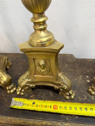 Antiguos 4 candeleros con relieves