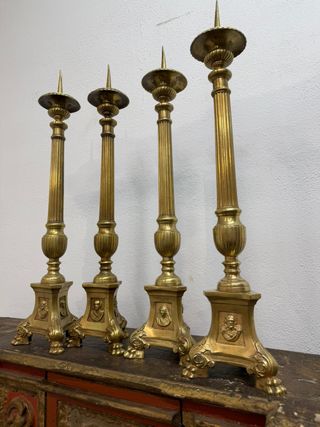 Antiguos 4 candeleros con relieves