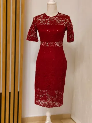 Vestido de encaje rojo elegante