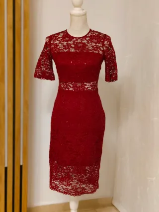 Vestido de encaje rojo elegante