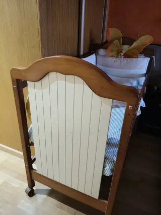 Cuna de madera maciza con colchón viscoelástico