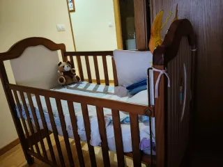 Cuna de madera maciza con colchón viscoelástico