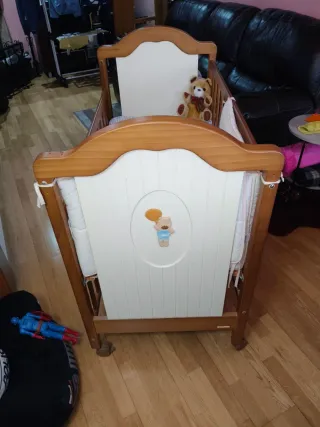 Cuna de madera maciza con colchón viscoelástico