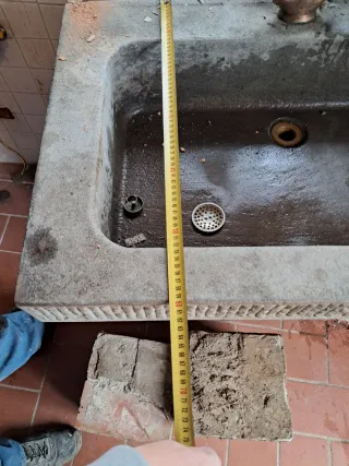 Lavabo in pietra serena con gocciolatoio