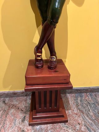 Estatua de madera tallada músico con flauta