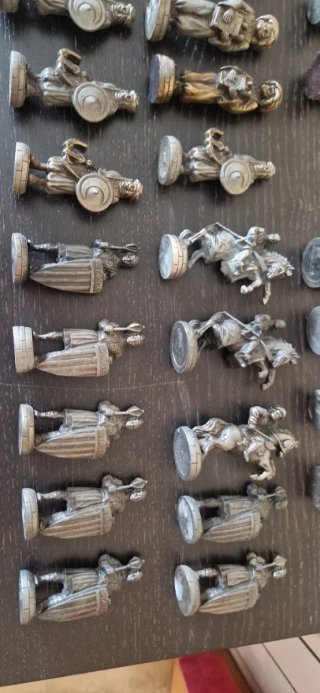Piezas de ajedrez de metal.
