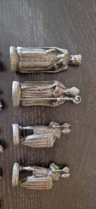 Piezas de ajedrez de metal.