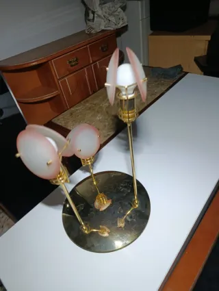 Lámpara de techo dorada y rosa