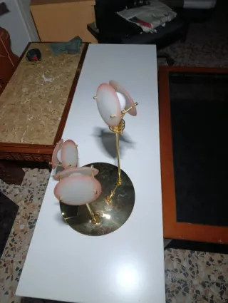 Lámpara de techo dorada y rosa