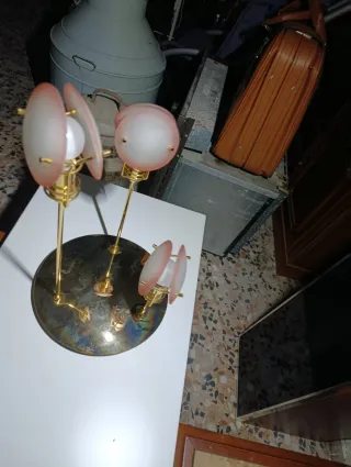 Lámpara de techo dorada y rosa