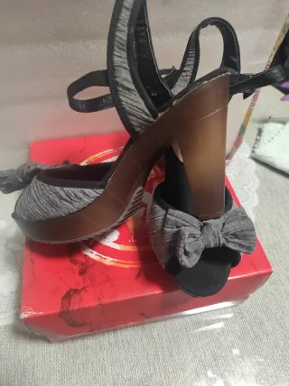 Sandalias chica negras y grises