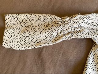 Blusa Zara lunares beige y negro Talla M