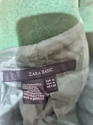 Abrigo corto verde de Zara