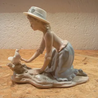 Figura Nao de porcelana niña con paloma