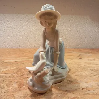 Figura Nao de porcelana niña con paloma