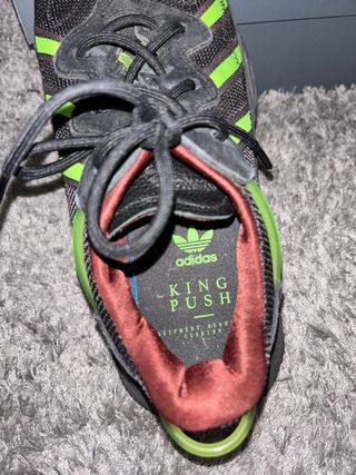 Zapatillas Adidas Ozweego edición especial Pusha T