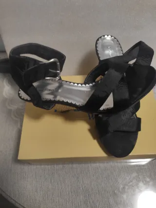 Sandalias de cuña negras y beige