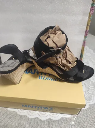 Sandalias de cuña negras y beige