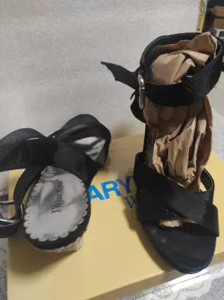 Sandalias de cuña negras y beige