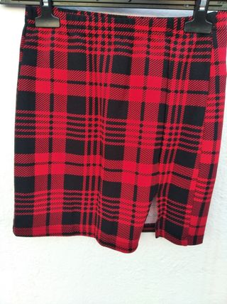 Falda de cuadros roja y negra