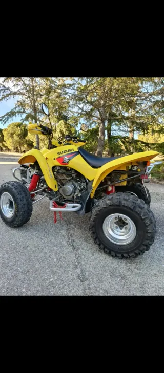 Suzuki LTZ-250 semiautomático.