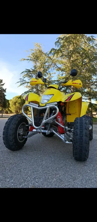 Suzuki LTZ-250 semiautomático.